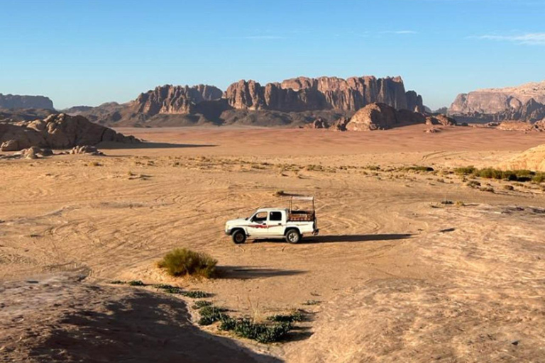 Wadi Rum: Overnight Jeep Tour with Meals and Sandboarding