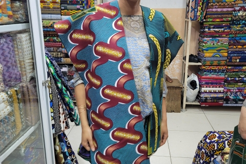 Akra: Wycieczka po tkaninach Ghany i tworzenie batikowych krawatów i barwnikówAkra - Ghana: półdniowa wycieczka z przewodnikiem po Ghanie z tkaninami