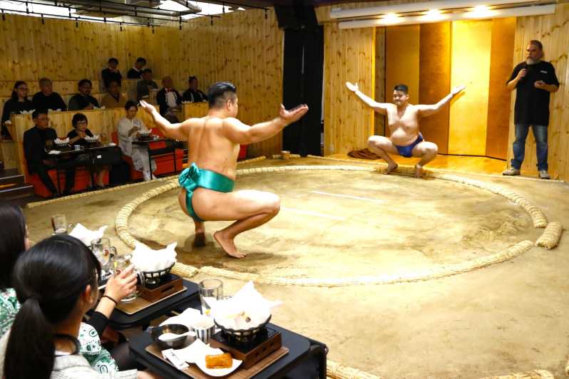 Tokyo: Esibizione di sumo con hot pot di pollo e foto