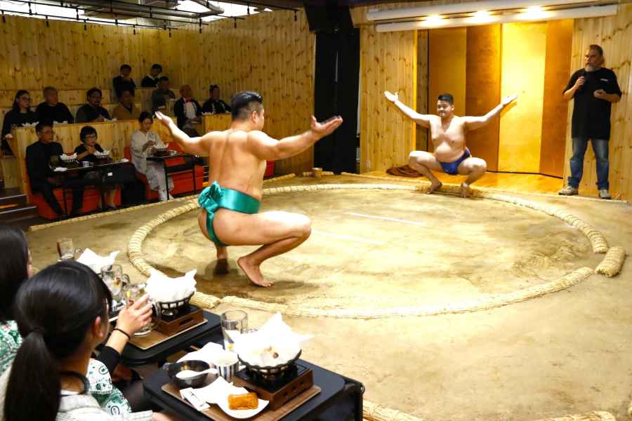 Tokio: Sumo-Show-Erlebnis mit Chicken Hot Pot und einem Foto. Foto: GetYourGuide