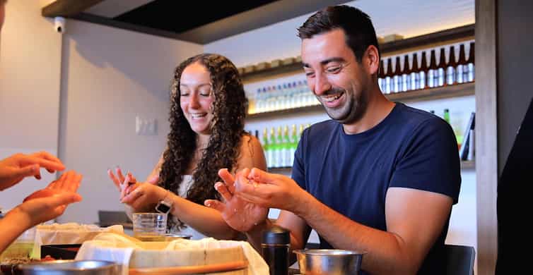 Osaka: Roll and Authentic Sushi Making Class in Dotonbori