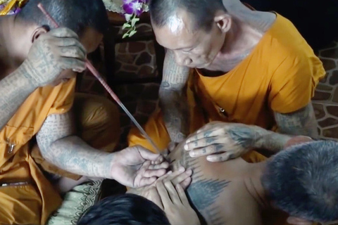 Tatuagem Sak Yant à mão no Wat Bang Phra e Bênção Dourada