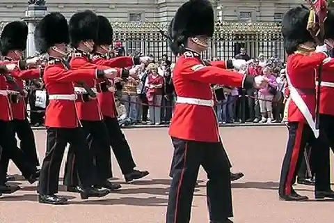 Royal London Private Full-Day Sightseeing Tour by Black Taxi