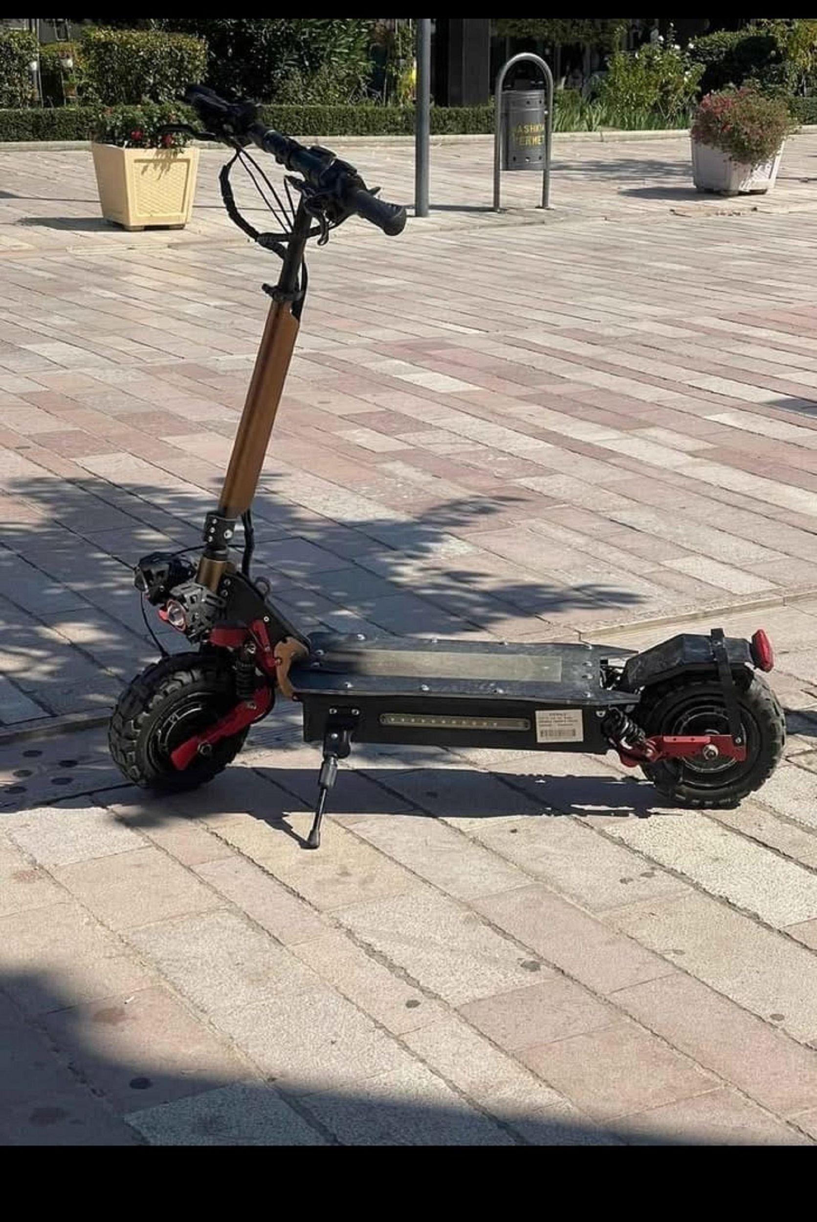 Përmet: Unkomplizierter E-Scooter-Verleih und Erkundungstour