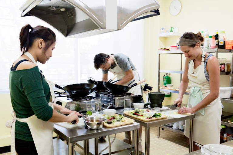 Bangkok: Half-Day Thai Cooking Class with Market Tour