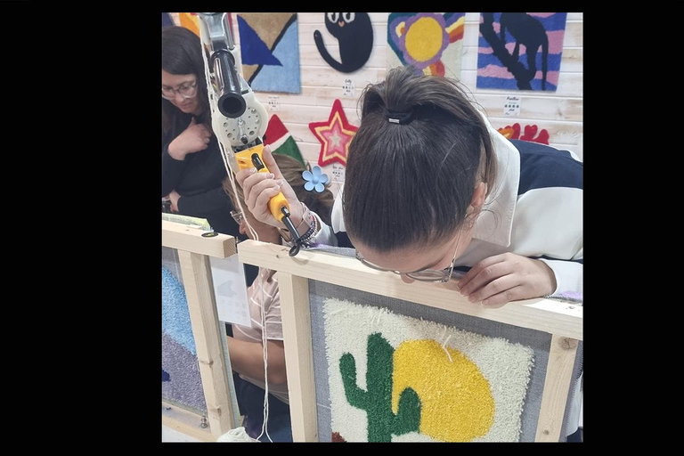 TUFTING: Learn how to make a rug during a fun class in Valencia