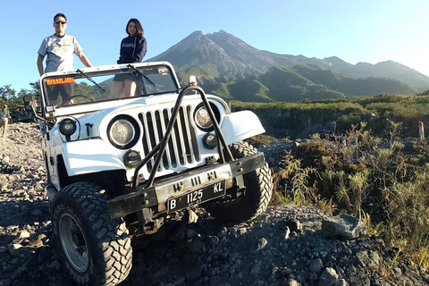 Passeio de jipe com tração nas quatro rodas pelo vulcão Merapi saindo de YogyakartaExcursão de um dia de jipe ao vulcão Merapi