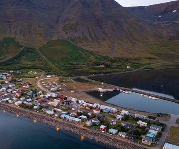 Ísafjörður: Rundvandring i byn Flateyri: Natur, kultur, historia