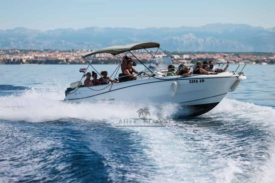 Zadar: 3-Stop-Kreuzfahrt zur Blauen Lagune mit Schnorcheln und Getränken. Foto: GetYourGuide Zadar: 3-Stop-Kreuzfahrt zur Blauen Lagune mit Schnorcheln und Getränken. Foto: GetYourGuide