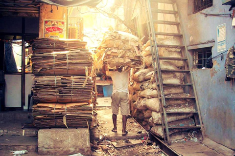 Caminhada na favela de Dharavi, em Mumbai