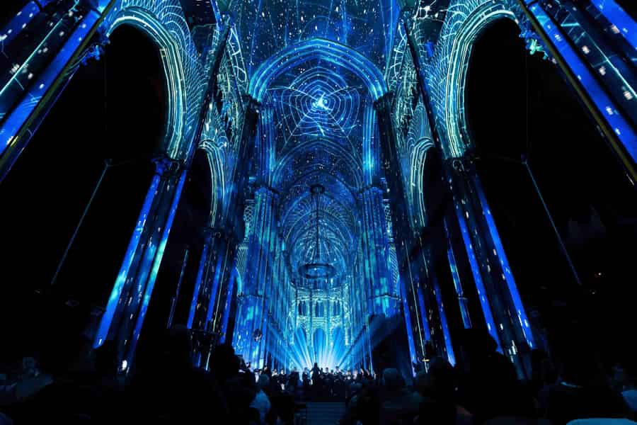 Basilika von Rennes: Immersive Ton- und Lichtshow – LUMINISCENCE. Foto: GetYourGuide Basilika von Rennes: Immersive Ton- und Lichtshow – LUMINISCENCE. Foto: GetYourGuide