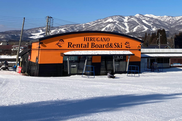 Nagoya: excursión de 1 día en autobús a la estación de esquí de Hirugano KogenNagoya: incluye el billete de autobús, el forfait y el alquiler completo del equipo