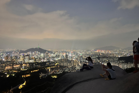 Seul: Nocna wycieczka z przewodnikiem na górę InwangsanSeul: Nocna wycieczka z przewodnikiem po górze Inwangsan