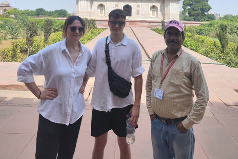 De Agra - Pule a fila: Excursão de carro ao Taj Mahal e ao Forte de AgraEntrada do monumento + guia ao vivo + carro com ar-condicionado