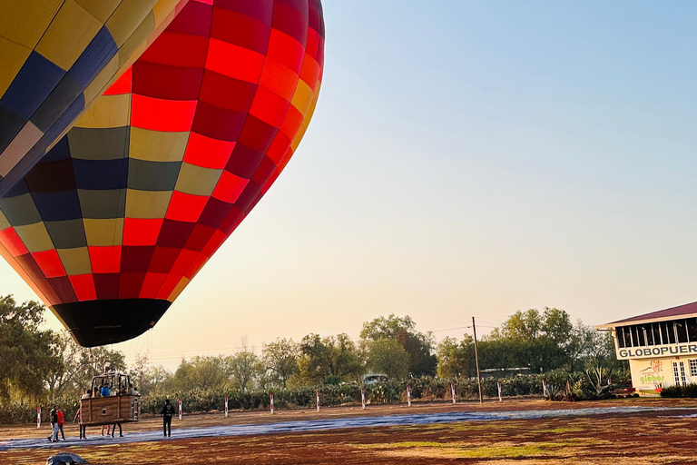 from MexicoCity:Balloon flight Over thepyramidsofTeotihuacanVuelo en globo aerostatico con traslado desde CDMX