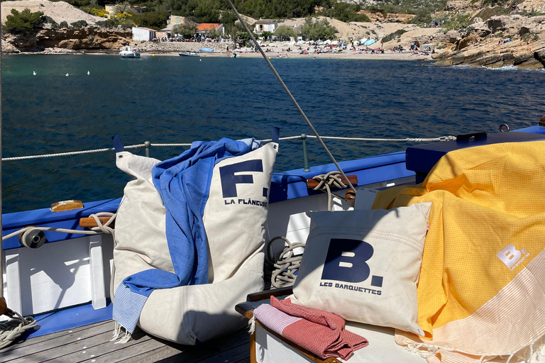 Marseille: Cruise in the calanques, lunch and Provence wines Marseille: Cruise through the calanques, lunch, and Provence wines