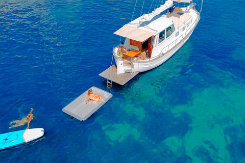 Palma: Private Classic Mallorcan Boat Tou Palma Bay: Cruise to Sea Caves or Calas with tapas & drinks