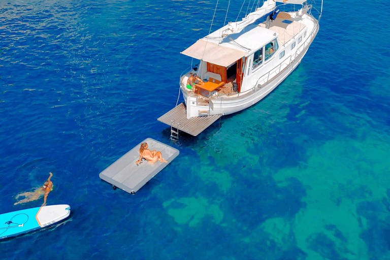 Palma: Private Classic Mallorcan Boat Tou Palma Bay: Cruise to Sea Caves or Calas with tapas & drinks