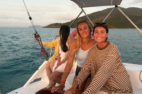 Airlie Beach: Whitsundays Sailing Trip with Lunch & Drinks