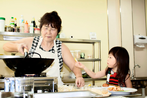 Bangkok: Half-Day Thai Cooking Class with Market Tour