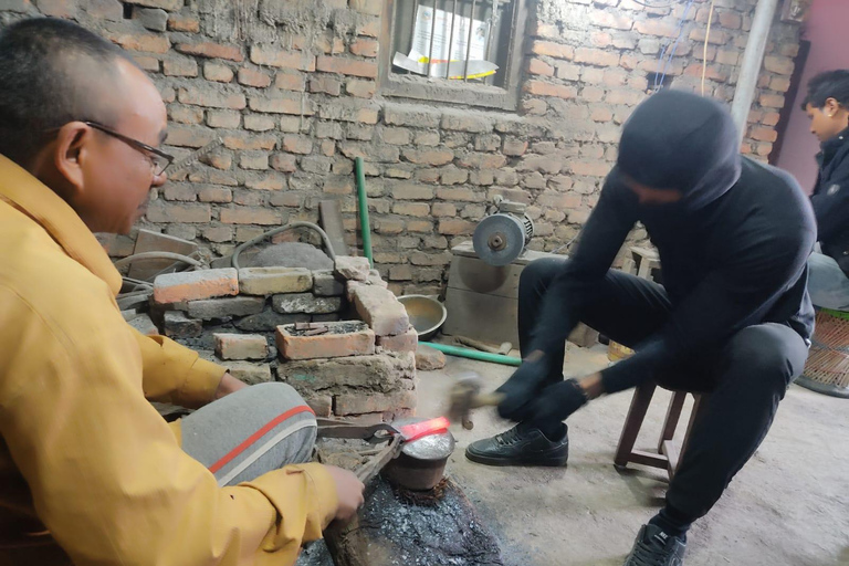 Attività di costruzione di coltelli (khukuri) con un fabbro