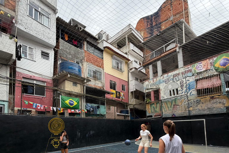Rio: Tour and FIFA soccer field in the heart of the Tavares Bastos favela Rio: Visit and FIFA football pitch in the heart of the Tavares Bastos favela