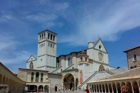 Visita Assis e Spello com uma carrinha