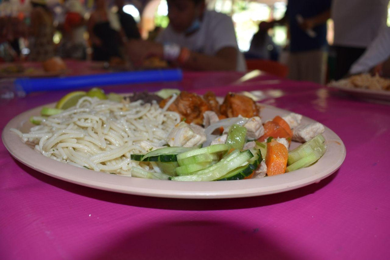 Isla Mujeres: Crucero en catamarán con snorkel, comida y bebidasExcursión desde Costa Mujeres