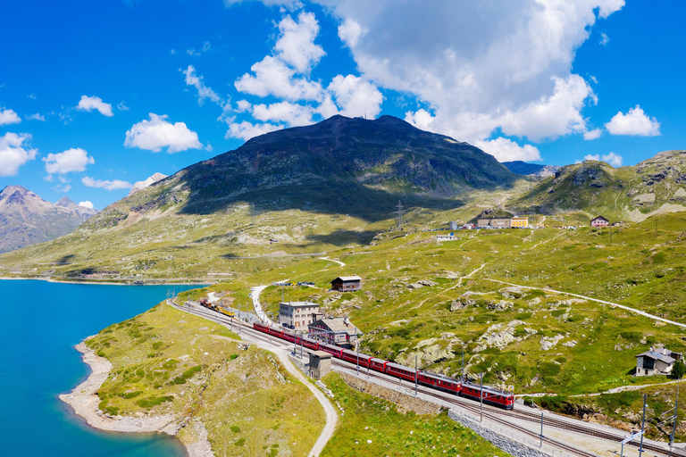 Da Milano: Tour guidato sul treno del Bernina a St. MoritzDa Milano: Tour guidato con il treno del Bernina a St. Moritz