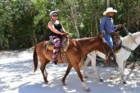 Cancun: Passeio de aventura com cavalgada, cenote, quadriciclo e tirolesa