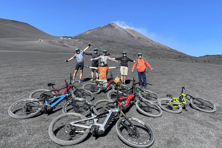 Cima dell'Etna in e-bikeE-bike sulla cima dell'Etna