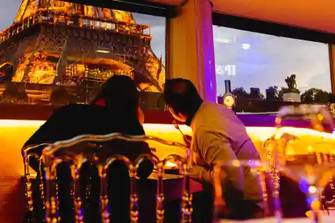 Paris: Dinner cruise with live music and rooftop