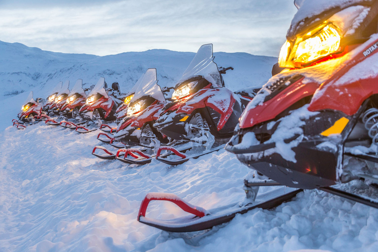 Reykjavík: Langjökull Glacier Snowmobile Tour z jaskinią lodowąReykjavík: Wycieczka skuterem śnieżnym po lodowcu Langjökull z jaskinią lodową