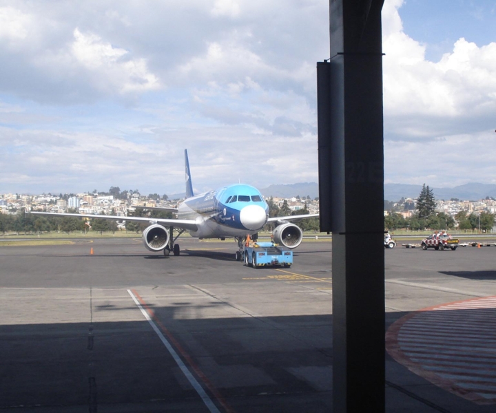 Express Transfer: Mariscal Sucre Airport to Quito