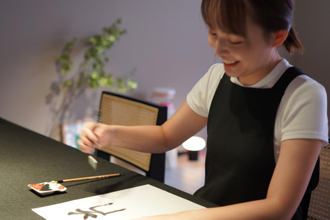 Taller de caligrafía en Kioto: diseña tu logotipo kanji en papel washiTaller de caligrafía en Kioto: diseña tu logotipo kanji en washi