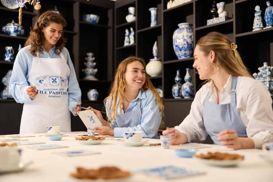 Amsterdam: Workshop für traditionelle holländische blaue Fliesenmalerei. Foto: GetYourGuide