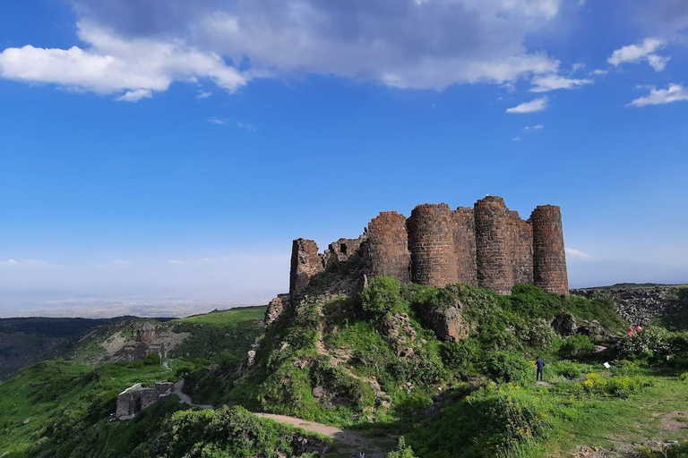 埃里温：安贝尔德堡垒、阿拉加茨山和卡里湖之旅