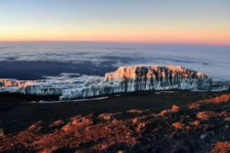 Kilimanjaro: trekking di 8 giorni lungo il percorso Marangu con pernottamento in rifugioKilimanjaro: 8 giorni di trekking sul percorso Marangu con pernottamento in rifugio