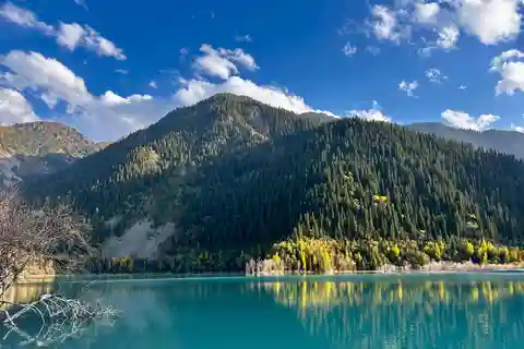 Almaty: Tagesausflug zum Esik-See und zum Turgen-Wasserfall