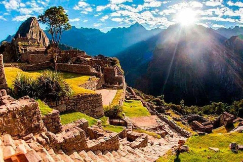 Cusco: Day Trip to Machu Picchu with Guided Tour Private Tour + Vistadome Train