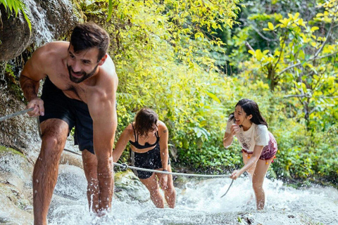 Genieße den Sticky Waterfall und den Chet Si Fountain National Park