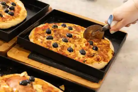 Roma: Corso di cucina di pizza e tiramisù con un bicchiere di vino