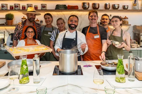 Mercato contadino ed esperienza di produzione di pasta con vino italiano