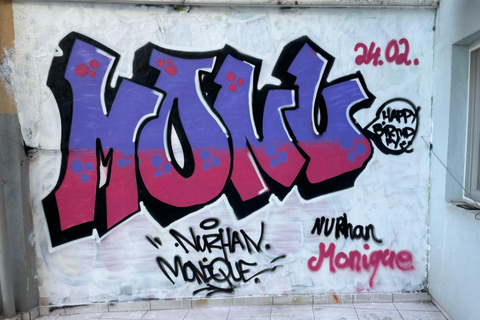 Workshop graffitikunst met de lokale bevolking in een huistuin in Istanbul