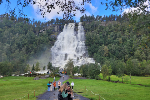 Voss: Tvindefossen Waterfalls Gudvangen & Flam Tour
