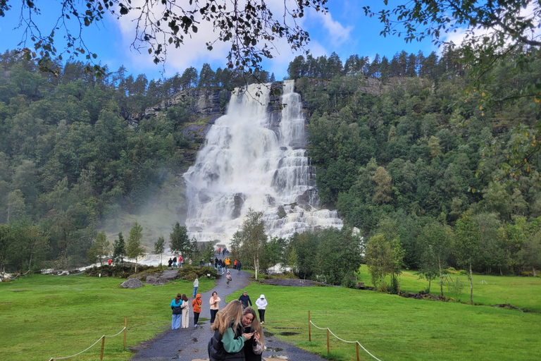 Voss: Tvindefossen Waterfalls Gudvangen & Flam Tour