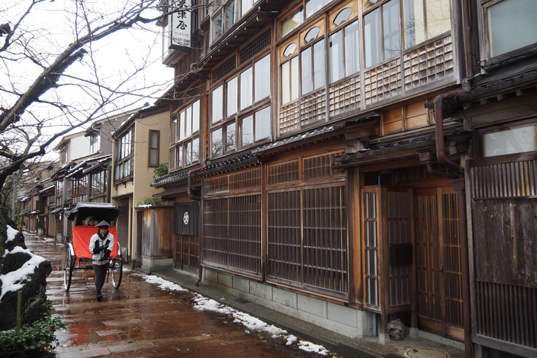 Kanazawa: Samurai, Castle & Geisha Private Bus Tour