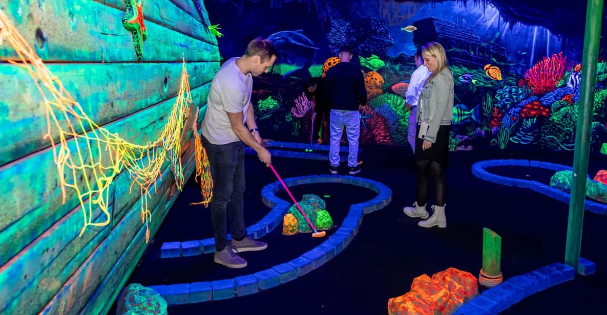 Afbeelding 9 van Aloha Amsterdam: 12-Hole Glow-in-the-Dark Minigolf