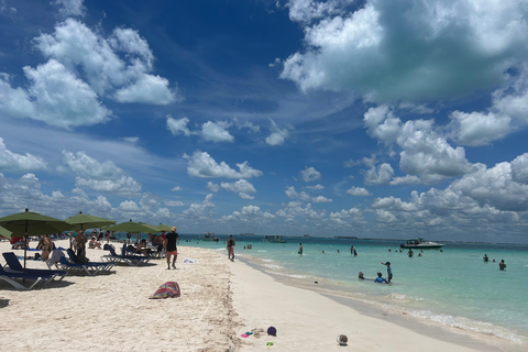 Cancún: Isla Mujeres Catamaran Tour met snorkelen en buffetRondreis vanuit Cancún