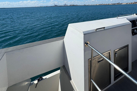 Valencia: giro in barca di lusso con capitano, bevande e bagno privato